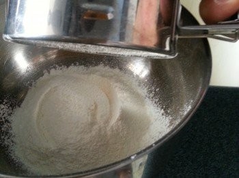 step8: 將奶粉.吉士粉.低筋粉過篩