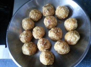 step13: 將所有已壓成圓型的五仁餡放入冰格, 雪1小時放回雪櫃普通格備用,(不要放冰格太耐,否則會難包)