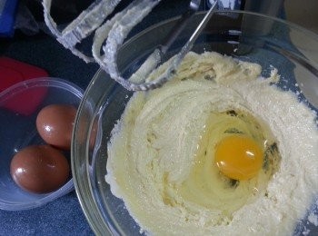 step3: 分3次加入雞蛋打勻