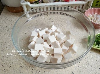 step1: 滑豆腐洗淨抹乾水份後切粒 , 放入大碗內蓋上保鮮紙放入冰箱冷藏1小時