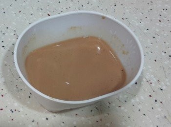 step5: 將茶包揸乾，丟去茶包，只取70ml奶茶作mousse cake用，其餘用作餅面拉花