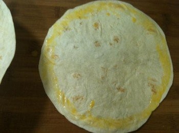 step2: 將生雞蛋打散成蛋液後，用筷子沾取蛋液在1片墨西哥薄餅皮的外圍繞一圈。