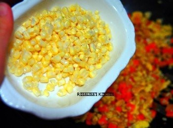 step6: 6.將玉米刨成一粒一粒的，加入鍋中拌炒。 (沒有新鮮玉米也可以不加，但是不能用罐頭玉米，因為會太濕)