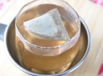 step1: 先取茶包以溫熱水泡約10分鐘