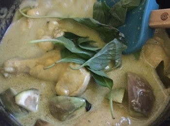 step9: 加入檸檬葉、九層塔及辣椒即成