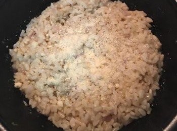step3: 倒入剩飯，調味後拌炒均勻，放入水拌勻並放入帕馬森起司粉，用中小火將飯燉出黏性但是不會湯湯水水的即可, 盛起放涼備用