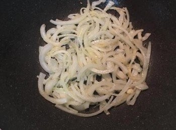 step7: 原鍋倒入適量橄欖油，炒香洋蔥；