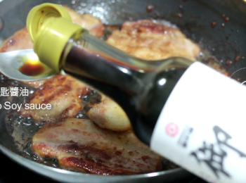 step9: 最後, 再淋上一荼匙醬油提味
炒至完全亁身，就可以上桌了。