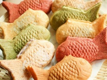 step7: 烤好後以竹籤小心取出，立於鐵架上散熱，待稍涼後再以食物剪刀修飾邊緣即可。重複上述步驟直到用完所有麵糊。