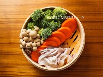 step2: 把蔬菜與透抽切成塊狀後放置於蒸籠。