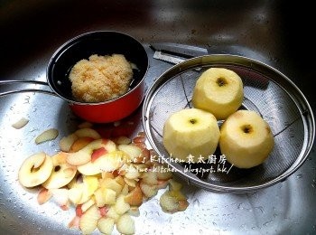 step1: 先煲紅棗水 , 將雪耳加水浸過面待軟身 , 蘋果去皮去芯後切件 , 紅棗去核