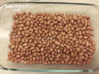 step1: 花生洗淨，挑除損壞的花生，用廚房紙巾擦乾花生晾乾，或是用微波爐強微波1-2分鐘就可以使花生快速乾燥