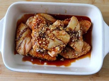 step3: 這是腌好的<a href="https://bit.ly/3zHU5V3" target="_blank" data-keyword="雞翼" class="guide-link"><strong>雞翼</strong></a> <span style="display:inline-block;vertical-align:middle;margin-top:-3px;color:initial;border-radius:3px;padding:2px 3px;font-size:12px;line-height:14px;background:#87d300;color:#fff;">即買</span> 。