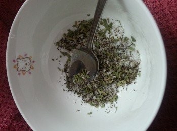 step2: 將<span class="group_2">醃料</span>中的香草弄碎，與鹽混合。