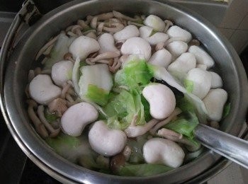 step2: 開大火滾煮，待水燒開後，依序放入澎湖水產狗母魚丸、精靈菇、白菜，再加入少許塩巴、糖，