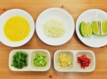 step1: 步驟1：
蔥洗淨分蔥綠與蔥白切末，洋蔥、蒜頭、辣椒洗淨切末，檸檬切厚片，蛋打散備用。