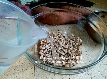 step1: 眉豆放入大碗內加熱水浸20分鐘