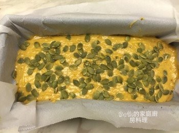 step5: 倒入鋪上烘培紙的長型烤模（25cm x 12cm x 5cm) , 表面撒上南瓜籽，放在烤箱中層烤1小時，烤好後稍微打開烤箱門讓麵包再靜置烤箱內15分鐘