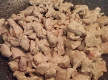 step6: 開中大火，加入2茶匙生油。 倒入
肉粒，炒至半熟同顏色略轉。 (如果
炒至熟透，會令到啲肉好乾)。