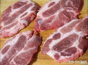 step2: 選用較有油脂的梅花胛心肉排，先洗淨後拭乾水份
兩面均分的灑上少許的鹽巴及黑胡椒稍做醃漬入味後備用