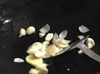 step4: 燒熱油鑊，中大火加熱先爆香蒜頭、乾蔥頭及薑片至香味突出