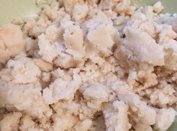 step1: 中筋麵粉篩好，加入鹽、初榨椰子油搓成麵包糠狀態，加入龍舌蘭糖漿拌勻搓合。