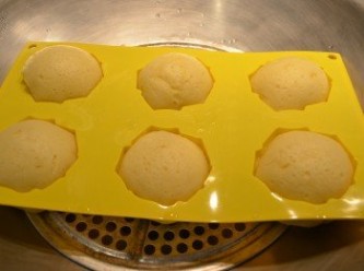 step7: 將混合好的蛋糊倒入模具中。水燒熱後，放進去以大火蒸約15-20分鐘至熟透。
