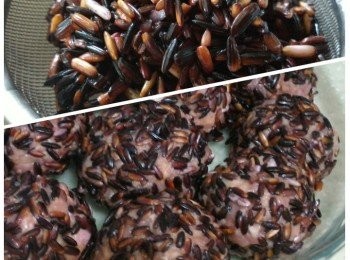 step3: 把步驟⑵搓圓後沾上已隔水的黑糯米。隔水蒸約20分鐘(視乎丸子大小)。