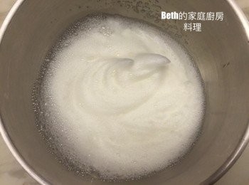step2: 將雞蛋分開成蛋白、蛋黃；蛋白放到乾淨無水的大碗中打發