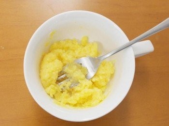 step3: 將<span class="group_2">內餡材料</span>的雞蛋.砂糖.低筋麵粉攪拌混和!!