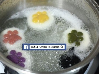 step8: 煮一鍋滾水，水沸騰時放入<span class="group_1">貓掌湯圓</span>下去煮，煮到浮起來再煮一會即可撈起。