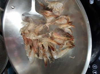 step2: 用1湯匙油起鑊,落蝦頭及殼炒勻