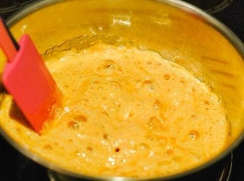 step3: 然後下梳打粉，快速拌勻（會有泡沫出現）