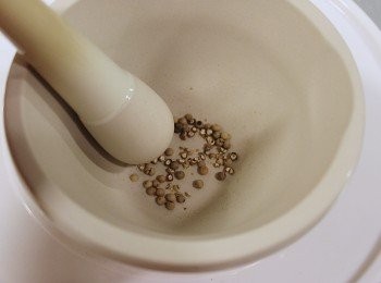 step4: 白胡椒粒用石磨略磨碎就可以了