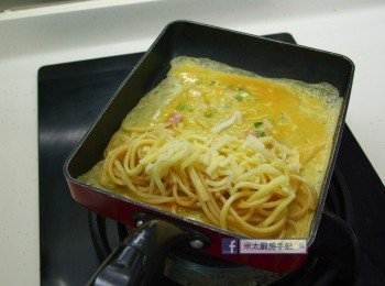 step5: 放入1/3蛋漿，平均分佈在鑊表面，在近下方放入芝士和熟意粉。