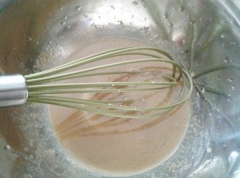 step1: 先將溶化的奶油與黑糖拌勻，再加牛奶，香草精及鹽拌勻