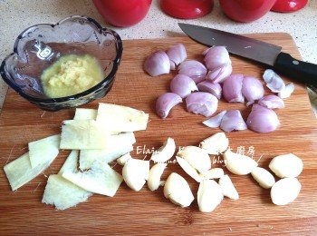 step6: 蒜頭去衣拍扁 , 乾蔥頭去衣拍扁 , 薑去皮一半切片 , 一半蘑成薑汁