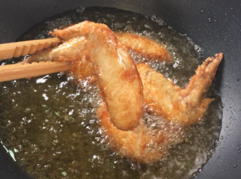 step7: <a href="https://bit.ly/3zHU5V3" target="_blank" data-keyword="雞翼" class="guide-link"><strong>雞翼</strong></a> <span style="display:inline-block;vertical-align:middle;margin-top:-3px;color:initial;border-radius:3px;padding:2px 3px;font-size:12px;line-height:14px;background:#87d300;color:#fff;">即買</span> 炸到金黃完成。