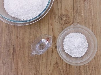 step5: 先製作粿粹[亦稱粄母]:取約35g的糯米粉,逐批加入約2大匙冷開水(請酌量緩緩加入)。