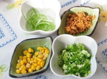 step1: 備料:三星蔥分別切成蔥花與刨絲(泡水)、少許的玉米粒、素香鬆