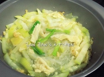 step2: 完成前放入蔥段，有需要就以少許鹽、糖調味，加蓋多煮1分鐘即可。