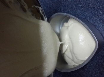 step7: 將拌好的麵糊由高处倒入活底模中再輕輕震幾下