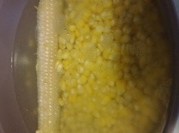 step2: 羹做法:首先用適量熱水放入粟米芯煲
              一陣加新鮮粟米和忌廉粟米蓉
              後棄粟米芯,加魚塊和豆腐微滾
              後加生粉水再滾後,
              落鹽後加蛋液即成。