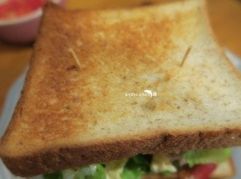 step5: 壓上吐司.兩邊用牙籤固定.切成兩半方便食用