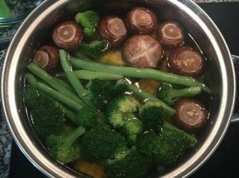 step4: 小馬玲薯用叉子叉的過去時，就可將西蘭花、四季豆、香菇都放入燙ㄧ下