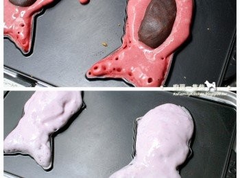 step5: 在鯛魚燒模中各倒入約烤模一半深的麵糊，放上紅豆餡，再淋上剩下的麵糊。(每一份麵糊剛好可以烤兩隻Vitantonio烤模大小的鯛魚燒。)