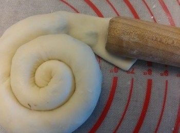 step7: 尾部有木棒壓平少部份,再塗上少許水用作收口。