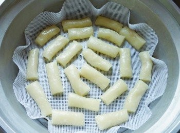 step3: 然後放上切好的生年糕，蒸到開關跳起取出備用，可以一次做多一點，放在冰箱冷藏保存（期限為1 週左右）。