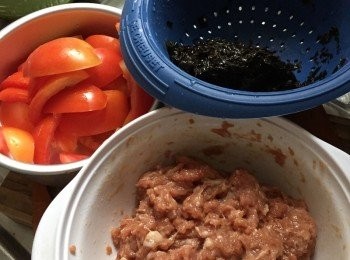 step1: 1. 豬肉先洗淨攪碎或剁碎，用醃料醃約半小時備用
 蕃加洗淨切件，去籽備用，紫菜先用白鑊加熱至紫菜熱，再用水沖洗瀝乾榨乾備用
