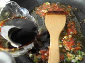 step6: 加入<span class="group_2">醬汁</span>，再加入清水，煮一小會。